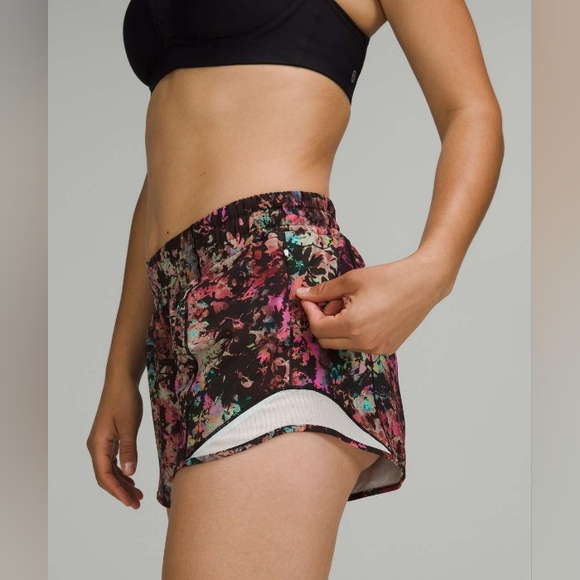 NWT Lululemon Hotty Hot Low-Rise Lined Short 4" Stencil Blossom Red Multi Sz 8 - Picture 1 of 6